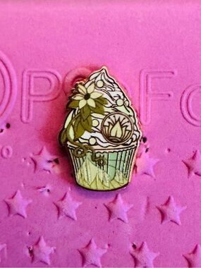 LE 100 PALM Micro Disney Princess Cupcake Chaser Pin - Tiana